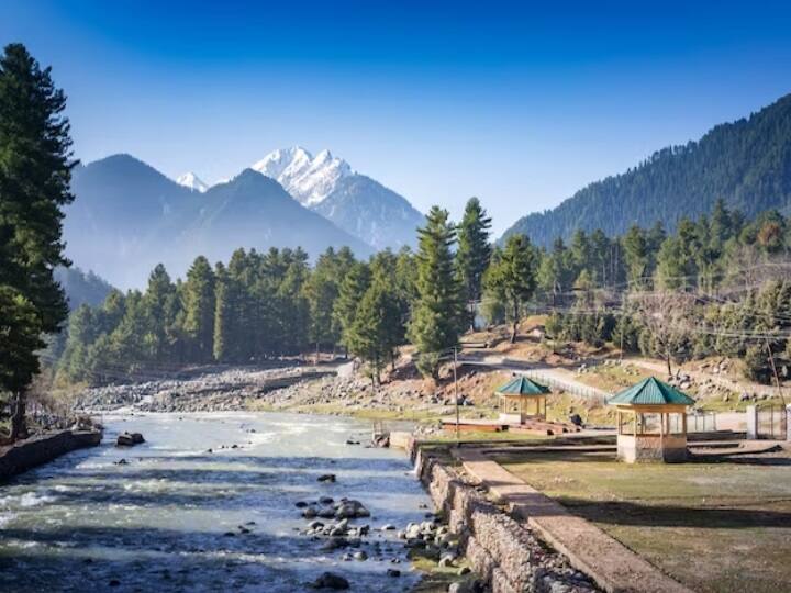 यह एक ट्रेन पैकेज है जिसका लुत्फ आप हर शुक्रवार को उठा सकते हैं. यह पूरा पैकेज 6 दिन और 5 रात का है. इसमें आपको कैटेगरी के हिसाब से लखनऊ से चंडीगढ़ जाने और आने के लिए ट्रेन की 3rd या 2nd एसी की कंफर्म टिकट मिलेगी.