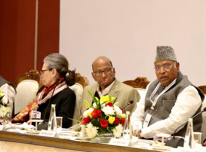 बैठक से पहले ममता बनर्जी ने अखिलेश यादव और अरविंद केजरीवाल से मुलाकात की.