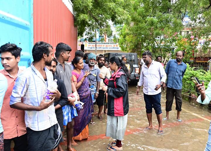பொதுமக்களை சந்தித்து அவர்களுக்கு தேவையான நிவாரண பொருட்களை வழங்கியும் அவர்களின் குறைகளைக் கேட்டு நிவர்த்தி செய்து வருகின்றார்.