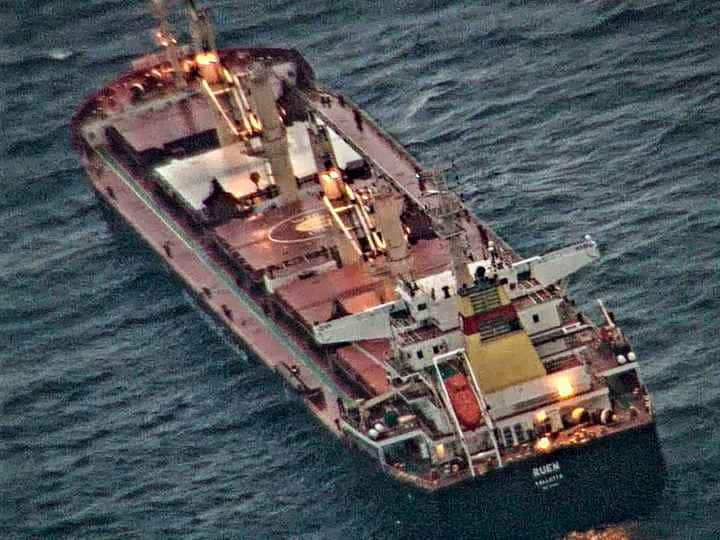 Indian Navy Evacuates Injured Sailor From Malta Hijacked Ship भारतीय नौसेना ने मालवाहक जहाज को हाइजैक होने से बचाया, घायल नाविक की भी मदद की