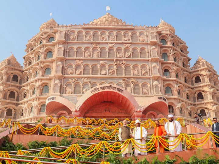 प्रधानमंत्री नरेन्द्र मोदी ने सोमवार को वाराणसी दौरे के दूसरे दिन ‘स्वर्वेद महामंदिर’ का लोकार्पण करते हुए कहा कि सरकार, समाज और संतगण, सब साथ मिलकर काशी के कायाकल्प के लिए कार्य कर रहे हैं. आज स्वर्वेद मंदिर का बनकर तैयार होना इसी ईश्वरीय प्रेरणा का उदाहरण है.