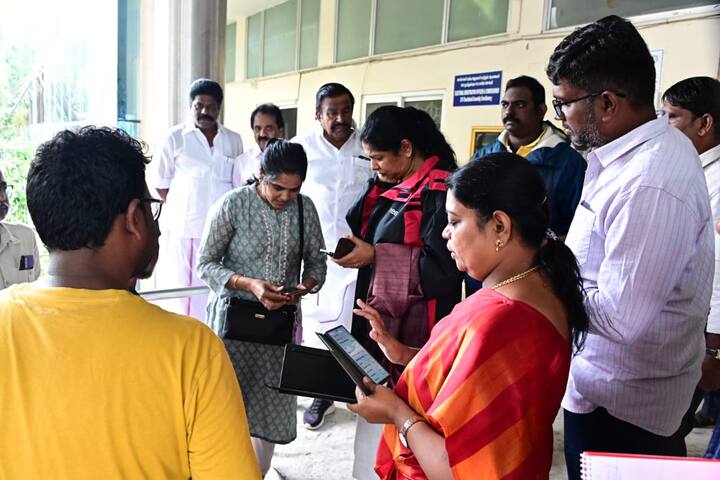 தூத்துக்குடி மாநகராட்சி அலுவலகத்தில், திமுக துணைப் பொதுச் செயலாளரும், தூத்துக்குடி நாடாளுமன்ற உறுப்பினருமான கனிமொழி கருணாநிதி, நகர்ப்புற வளர்ச்சித் துறை அமைச்சர் கே.என்.நேரு, தூத்துக்குடி வடக்கு மாவட்ட திமுக செயலாளரும்,சமூக நலன் – மகளிர் உரிமைத்துறை அமைச்சருமான கீதா ஜீவன், தூத்துக்குடி மாவட்ட ஆட்சியர் கோ.லட்சுமிபதி, தூத்துக்குடி மாநகராட்சி மேயர் ஜெகன் பெரியசாமி, தூத்துக்குடி மாநகராட்சி ஆணையர் தினேஷ் குமார் உள்ளிட்ட பலர் நிவாரண பணிகள், மீட்பு பணிகள் குறித்து ஆலோசனை மேற்கொண்டனர்.