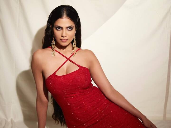 Malavika Mohanan Photos : சிவப்பு நிற உடை அணிந்துள்ள மாளவிகா மோகனன், பார்பதற்கு கடல் கன்னி போல் இருக்கிறார்.