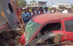 Jalgaon Accident : कुत्र्याला वाचविण्याच्या प्रयत्नात कारचा भीषण अपघात; तीनजण गंभीर जखमी; भुसावळमधील घटना, पाहा फोटो