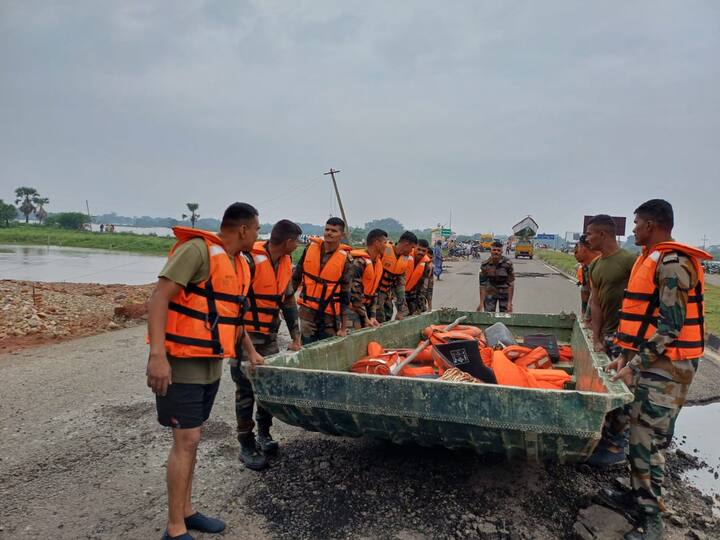 திருநெல்வேலி, மதுரை, தேனி, கன்னியாகுமரி, இராமநாதபுரம், தூத்துக்குடி உள்ளிட்ட தென் மாவட்டங்களுக்கு ரெட் அலர்ட் கொடுக்கப்பட்டது.