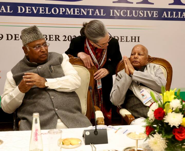 बैठक में कांग्रेस अध्यक्ष मल्लिकार्जुन खरगे, सोनिया गांधी,  राहुल गांधी, सपा प्रमुख अखिलेश यादव, रामगोपाल वर्मा, एनसीपी सुप्रीमो शरद यादव, डीएमके प्रमुख एमके स्टालिन, पीडीपी प्रमुख महबूबा मुफ्ती, मुख्यमंत्री अरविंद केजरीवाल, सीएम भगवंत मान, सीताराम येचुरी, टीएमसी अध्यक्ष ममता बनर्जी शामिल हुईं.