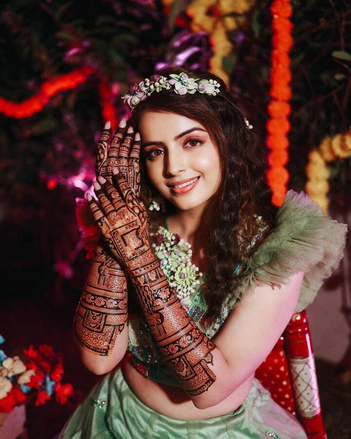 बता दें कि इश्कबाज़ एक्ट्रेस लगातार अपनी शादी की तैयारियों की झलक शेयर कर रही हैं. चाहे वह उनकी बैचलर पार्टी की तस्वीरें हों या संगीत के लिए उनके रिहर्सल वीडियो, एक्ट्रेस अपने फैंस को अपनी शादी के फंक्शन की झलक दिखाती रही हैं.