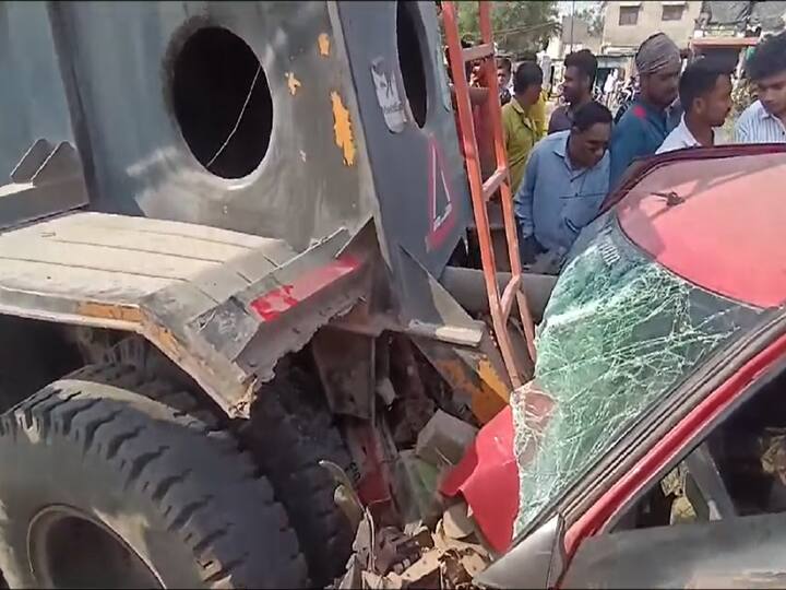 कुत्र्याला वाचवण्याच्या प्रयत्नात कार ट्रकवर धडकल्याने तीन जण गंभीर जखमी झाल्याची घटना घडली आहे.