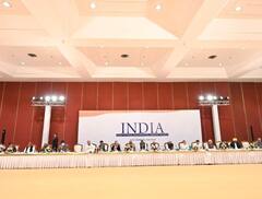 I.N.D.I.A की बैठक में अलग अंदाज में नजर आए अखिलेश यादव, फोटो शेयर कर बोले- इंडिया की जीत...