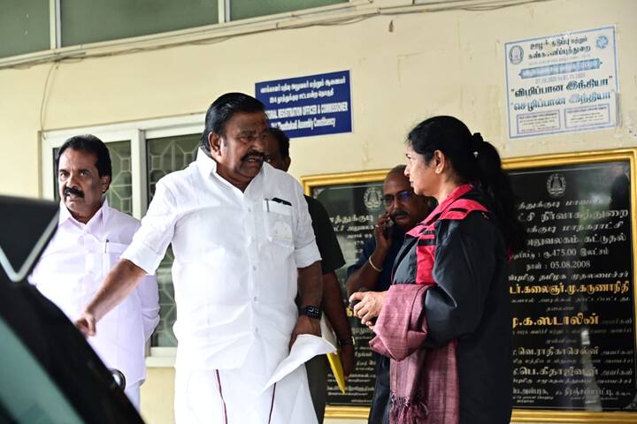 திமுக துணைப் பொதுச் செயலாளரும், தூத்துக்குடி நாடாளுமன்ற உறுப்பினருமான கனிமொழி கருணாநிதி தூத்துக்குடி - திருச்செந்தூர் சாலையில் மேற்கொள்ளப் பட்டுவரும் மீட்பு பணிகளை நேரில் பார்வையிட்டு ஆய்வு மேற்கொண்டார்.