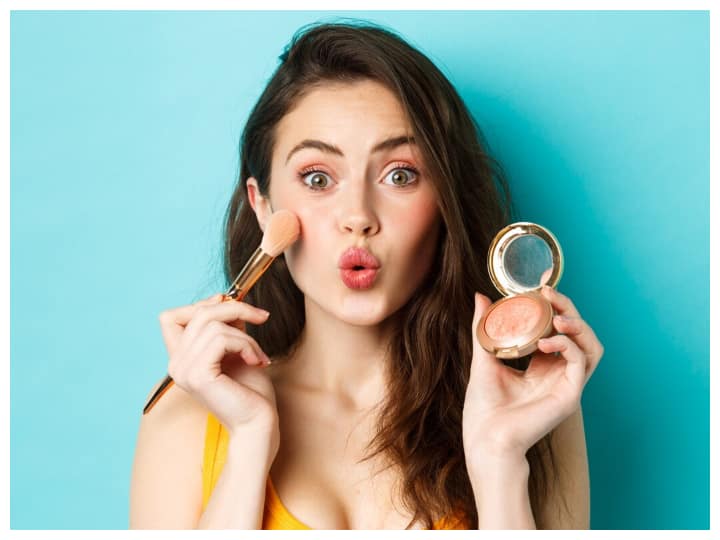 आप चाहते हैं कि आपका मेकअप नैचुरल लगे तो बाजार के ब्लश की जगह घर पर बनाए गए नैचुरल ब्लश का इस्तेमाल करें. ये हलके रंग के होते हैं और स्किन को नुकसान नहीं पहुंचाते. आइए जानते हैं किन फलों का इस्तेमाल कर नेचुरल ब्लश बना सकते हैं..