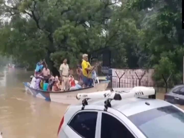 The city police used a boat to rescue people stranded in floodwaters in Tirunelveli after heavy rainfall. The Indian Meteorological Department (IMD) issued a 'Red' alert on Monday for Tenkasi, Thoothukudi, Tirunelveli, and Kanyakumari districts. (Source: ANI)