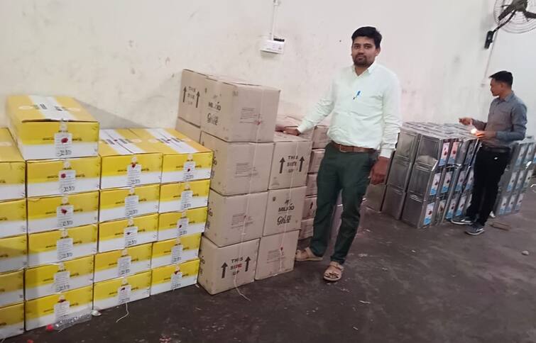 Banaskantha: In Palanpur, the Food and Drugs Department raided and seized the suspected quantity of ghee Banaskantha: ફૂડ એન્ડ ડ્રગ્સ વિભાગની કાર્યવાહી, ડીસામાંથી 9.50 લાખ રૂપિયાના શંકાસ્પદ ઘીનો જથ્થો ઝડપ્યો