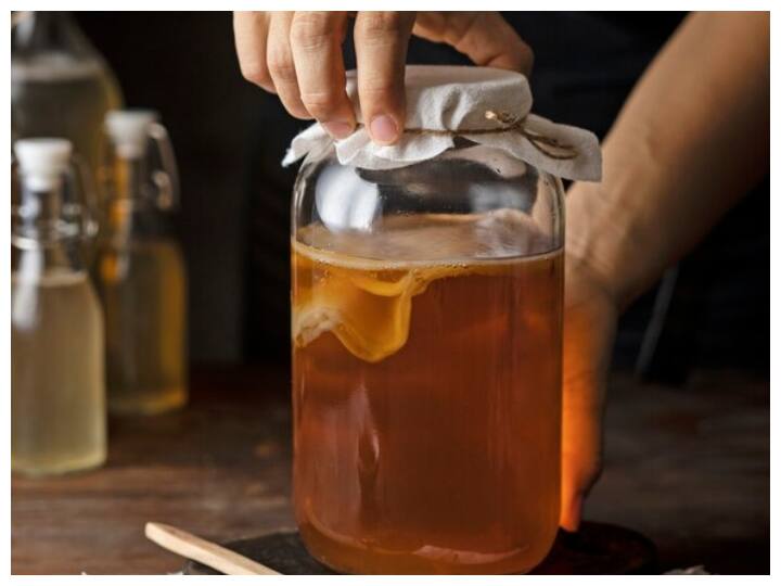 रोजाना कोंबुचा टी पीने से मोटापे की समस्या से आसानी से छुटकारा पाया जा सकता है. यह चर्बी को आसानी से पिघलता है.आइए जानते हैं इसे कैसे बनाते हैं और यह कैसे वजन कम करने में मदद करता है.