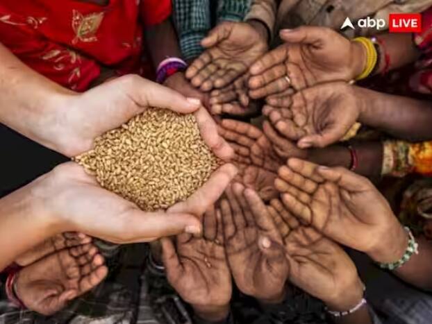 ਸਾਲ ਦੇ ਪਹਿਲੇ ਦਿਨ ਸਾਨੂੰ ਲੋੜਵੰਦਾਂ ਜਾਂ ਗਰੀਬਾਂ ਨੂੰ ਕਣਕ, ਆਟਾ, ਚਾਵਲ, ਦਾਲਾਂ ਆਦਿ ਦਾ ਦਾਨ ਕਰਨਾ ਚਾਹੀਦਾ ਹੈ। ਇਸ ਤੋਂ ਇਲਾਵਾ ਸਾਨੂੰ ਲੋੜਵੰਦਾਂ ਨੂੰ ਕੰਬਲ ਜਾਂ ਕੱਪੜੇ ਦਾਨ ਕਰਨੇ ਚਾਹੀਦੇ ਹਨ, ਇਹ ਵੀ ਸ਼ੁਭ ਮੰਨਿਆ ਜਾਂਦਾ ਹੈ।