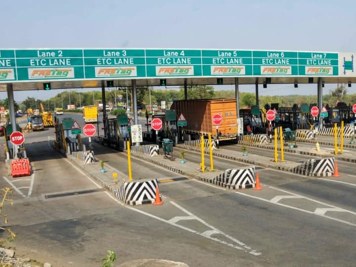 Delhi-Mathura Highway Badarpur toll plaza employees taken hostage and beaten to Coal businessman after asking reason for Traffic jam ANN Delhi-Mathura Highway: बदरपुर टोल प्लाजा के कर्मचारियों की गुंडागर्दी, जाम की वजह पूछने पर कारोबारी को बंधक बनाकर पीटा