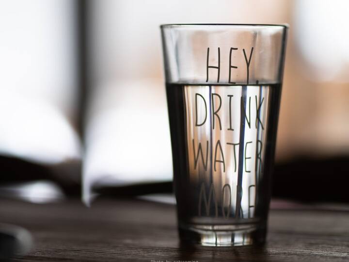 Tips to Drink More Water : प्रत्येक व्यक्तीने स्वतःच्या वजनानुसार पाणी प्यायला हवे,यामुळे शरीर निरोगी राहते आणि सर्व प्रकारच्या आजारांपासून संरक्षण होते.