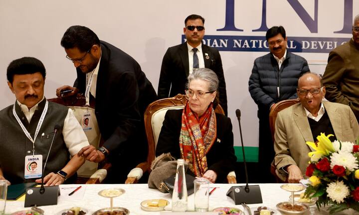 Opposition Party Meeting: दिल्ली के अशोका होटल में विपक्षी दलों के इंडिया गठबंधन की बैठक हो रही है. बैठक में विपक्षी दलों के बीच सीट-बंटवारे, संयुक्त अभियान खाका और 2024 के लोकसभा चुनावों में बीजेपी से मुकाबला करने की रणनीति तैयार करने जैसे मुद्दों पर चर्चा होनी है.