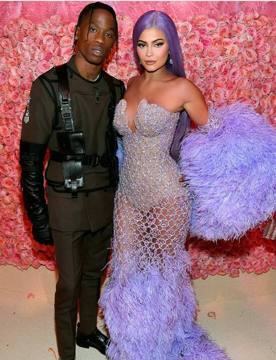 काइली जेनर और ट्रैविस स्कॉट ने भी इस साल ब्रेकअप कर लिया है. बिना शादी के कपल एक बेटे का पेरेंट्स बना था. लेकिन अब दोनों अलग हो चुके हैं.