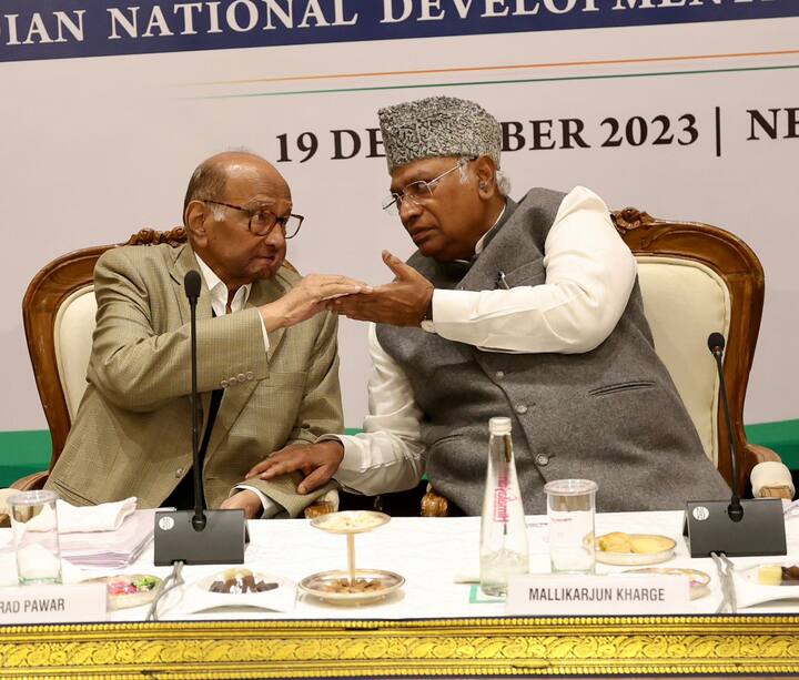 इससे पहले यह मीटिंग 6 दिसंबर को होने वाली था, लेकिन नीतीश कुमार, ममता बनर्जी, एमके स्टालिन, झारखंड के मुख्यमंत्री हेमंत सोरेन और समाजवादी पार्टी (सपा) प्रमुख अखिलेश यादव सहित कई नेताओं के बैठक में भाग न लेने का निर्णय लेने के बाद इसे 17 दिसंबर तक के लिए स्थगित कर दिया गया था.