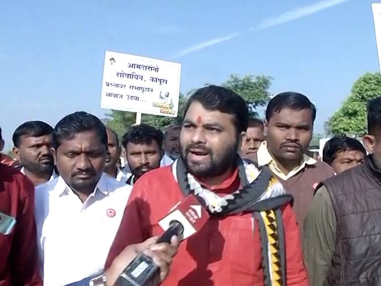 Ravikant Tupkar aggressive on agriculture issue in nagpur agriculture news farmers Maharashtra Assembly Winter Session 2023 शेती प्रश्नावरुन रविकांत तुपकर आक्रमक, विधानभवनाकडे जाणारा शेतकऱ्यांचा ताफा पोलिसांनी अडवला 