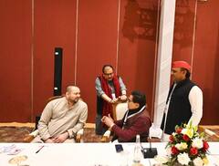 I.N.D.I.A की बैठक में अलग अंदाज में नजर आए अखिलेश यादव, फोटो शेयर कर बोले- इंडिया की जीत...