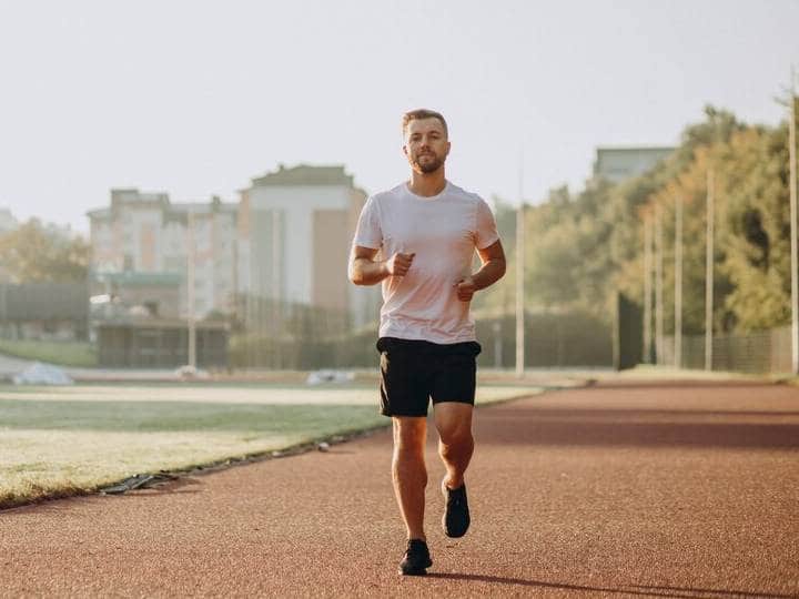 सर्दियों में वजन बहुत तेजी से बढ़ता है. ऐसे में सवाल यह उठता है कि क्या करे कि वजन कंट्रोल में रहे? सबसे पहले आपको एक काम करना है वह यह कि आपको अच्छे से विंटर के कपड़े पहनकर आपको एक लंबी वॉक पर निकल जाना है. क्योंकि इसका सीधा असर आपेक पेट के मेटाबोलिज्म और ब्रेन हेल्थ पर पड़ता है. साथ ही इसका पूरा असर ब्लड सर्कुलेशन पर पड़ता है. आपको सर्दियों में वॉक जरूर करना चाहिए.