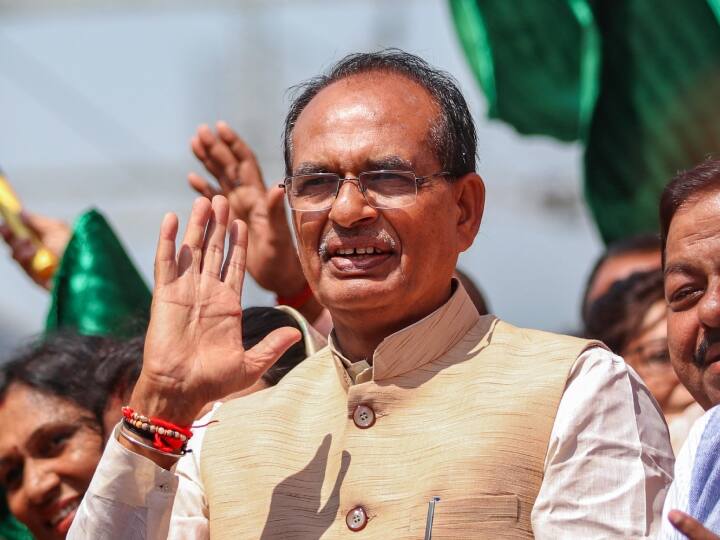यह पूछे जाने पर कि मध्य प्रदेश की बहनें उन्हें मुख्यमंत्री के रूप में देखना चाह रही हैं, शिवराज ने कहा, ''बहन और भाई का प्यार अमर है. उसका किसी पद से कोई संबंध नहीं है.''