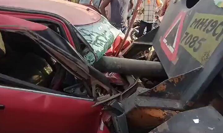 या भरधाव कारने महामार्गावर उभ्या असलेल्या ट्रकला जोरात धडक दिली.