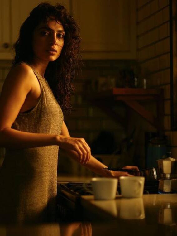 சமையலறையில் இருந்து விதவிதமாய் போஸ் கொடுக்கும் நடிகை சோபிதா துலிபாலா..!