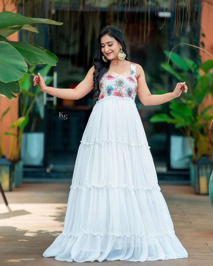 'ఆడదే ఆధారం' సీరియల్ తో  స్మాల్ స్క్రీన్ పై ఎంట్రీ ఇచ్చిన రసజ్ఞ...ఆ తర్వాత 'మజిలీ', 'నా పేరు మీనాక్షి' సీరియల్స్ లో అందం, నటనతో మెప్పించింది. ప్రస్తుతం 'రావోయి చందమామ', 'ఇంటికి దీపం ఇల్లాలు' సీరియల్స్ లో నటిస్తోంది.