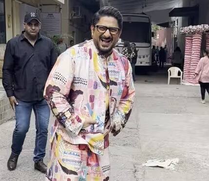 આ દરમિયાન અભિનેતા ત્યાં હાજર તમામ કેમેરા મેન સાથે હસતો અને મજાક કરતો જોવા મળ્યો હતો.