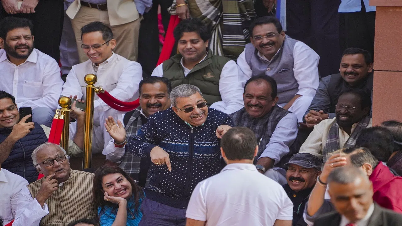 Kalyan Banerjee : उपराष्ट्रपती जयदीप धनखडांची नक्कल करणारे कल्याण बॅनर्जी कोण? संसदेबाहेरचा व्हिडीओ होतोय व्हायरल