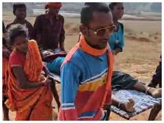 गर्भवती महिला को खाट में लेकर डेढ़ किलोमीटर पैदल चले परिजन, सुविधा के अभाव में परेशानी, देखें Video