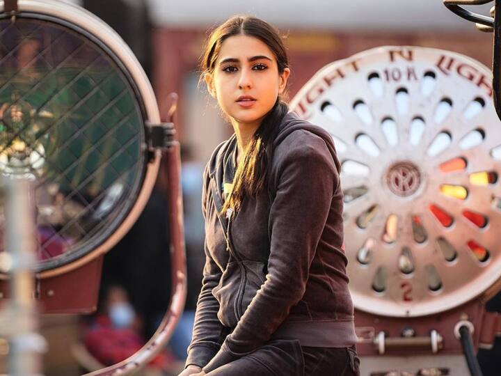 Sara Ali Khan Photos : సారా అలీ ఖాన్ తన ఇన్​స్టాలో లేటెస్ట్ ఫోటోలను పోస్ట్ చేసింది. ఈ ఫోటోల్లో భామ కూలింగ్ గ్లాసెస్ ధరించి హాట్ ఫోజులిచ్చింది.