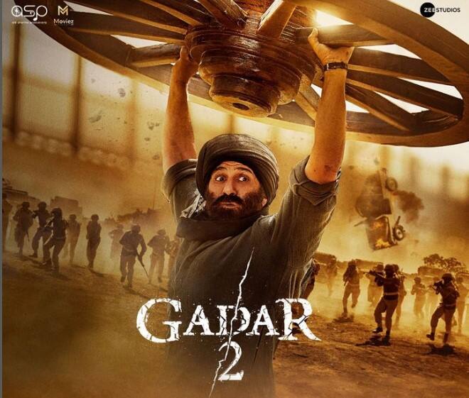 'গদর ২' - এই বছরের অপর চর্চিত ছবি সানি দেওল ও আমিশা পটেল অভিনীত 'গদর ২'। ৮৫ কোটি টাকা বাজেটে তৈরি এই ছবি দেশে আয় করেছে ৫২৫.২ কোটি টাকা। সেই সঙ্গে বিশ্বের বাজারে আয় করেছে ৬৮৭.৮ কোটি টাকা।