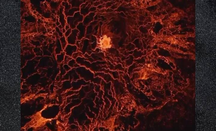 পর পর প্রায় ৭০০ বার ভূমিকম্প অনুভূত হয় আইসল্যান্ডে। তার পর, গত ১০ জুলাই থেকে অগ্ন্যুৎপাত ঘটে সেখানে। সেই থেকে এখনও লাভার স্রোতে বিরাম নেই। ছবি: ভিডিও ফুটেজ থেকে সংগৃহীত।