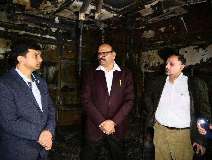 Lucknow SGPGI Fire deupty cm Brajesh Pathak visits hospital and inspected about incident Lucknow SGPGI Fire: आग लगने की घटना के बाद डिप्टी सीएम ब्रजेश पाठक पहुंचे लखनऊ पीजीआई, जाना मरीजों का हाल-चाल