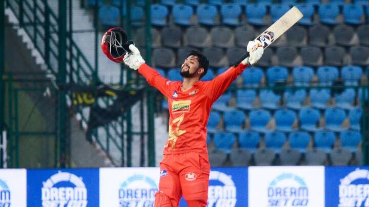 বয়স মাত্র ২০। ইউপি টি-টোয়েন্টি লিগে কানপুর সুপারস্টার্সের হয়ে সবচেয়ে বেশি ছক্কা মেরেছিলেন। জোড়া সেঞ্চুরি। টুর্নামেন্টে ৪৫৫ রান করেছিলেন সমীর রিজভি। তাঁর এই প্রতিভার প্রতি আস্থা রেখেই তাঁকে বিরাট মূল্যে দলে নিয়েছে হলুদ ব্রিগেড।