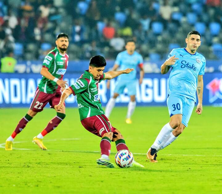 তবে ২৫ মিনিটে লিস্টনের দুরন্ত পাস থেকে গোল করে দলকে এগিয়ে দেন বিশ্বকাপার। প্রথমার্ধ শেষ হওয়ার ঠিক আগেই সমতা ফেরায় মুম্বই। গোলকিপারকে একেবারে বোকা বানিয়ে জালে বল জড়িয়ে দেন গ্রেগ স্টুয়ার্ট।