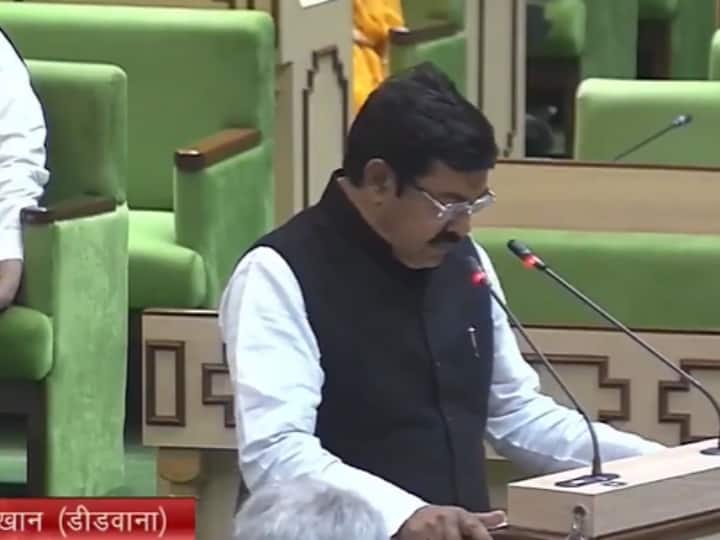 बीजेपी से बागी होकर नागौर की डीडवाना सीट से निर्दलीय चुनाव लड़कर जीतने वाले यूनुस खान ने भी आज विधायक के रूप में शपथ ली.