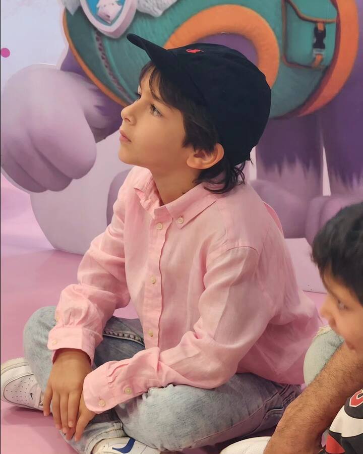 सबा ने अपने भतीजे की फोटोज शेयर कर कैप्शन में प्यार भी लुटाया है. उन्होंने लिखा- 'तुम्हें 7वां जन्मदिन मुबारक हो. मैं तुम्हारी अच्छी जिंदगी के लिए दुआ करती हूं. एक दिन तुम बहुत अच्छे इंसान बनोगे.'