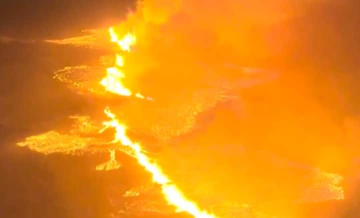 আইসল্যান্ডের আবহাওয়া বিভাগ জানিয়েছে, পর পর ভূমিকম্পে কেঁপে উঠেছে দেশ। তার জেরেই অগ্ন্যুৎপাত ঘটে। তার পর থেকে, বিগত কয়েক মাস ধরে লাভার স্রোত বয়ে চলেছে। ছবি: ভিডিও ফুটেজ থেকে সংগৃহীত।