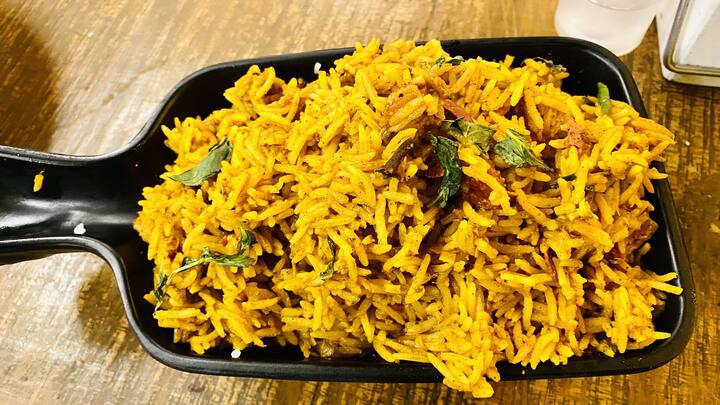 அதோடு இஞ்சி பூண்டு விழுது மற்றும் தக்காளி ஆகியவற்றையும் சேர்த்து வதக்கிக் கொள்ள வேண்டும்.