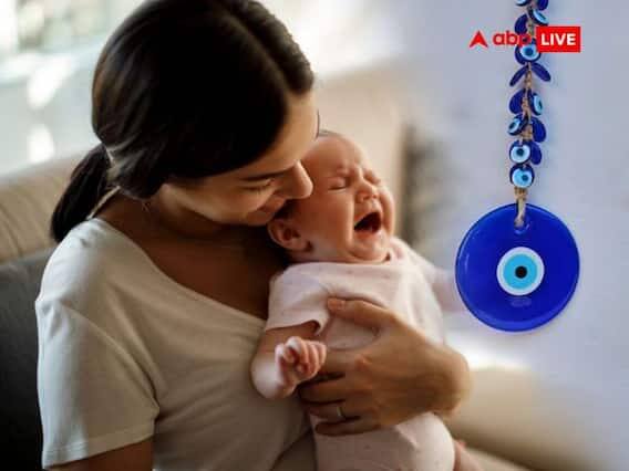 એવું જરૂરી નથી કે બાળકોને હંમેશા નુકસાન પહોંચાડવાના ઈરાદાથી જ જોવામાં આવે. એવું પણ કહેવાય છે કે ક્યારેક બાળક પણ માતા-પિતા અથવા નજીકના લોકોની ખરાબ નજરથી પ્રભાવિત થઈ જાય છે. એટલા માટે તમે તમારા બાળકને ખાંડથી પણ બાળકની નચર ઉતારી શકો છો. ખાંડને બંને હાથની મુઠ્ઠીમાં લઈને બાળકના માથાથી પગ સુધી ગોળાકાર ગતિમાં ફેરવો અને તરત જ ખાંડને વૉશ બેસિનમાં અથવા વહેતા પાણીમાં નાખો. તેનાથી મીઠી નજર દૂર થાય છે.