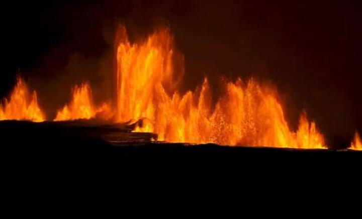 আইসল্যান্ডের রাজধানী রেকেভ্যাকের দক্ষিণে লিটল-হ্রুটুর আগ্নেয়গিরি, যা লিটল-রাম নামেও পরিচিত, তা থেকে একনাগাড়ে অগ্ন্যুৎপাত হয়ে চলেছে। ব্যাসল্ট শিলার ভূমি ঢেকে গিয়েছে লাভার আবরণে। আগ্নেয়গিরি থেকে সর্পিল আকারে নেমে, লাভার স্রোত বয়ে যাচ্ছে। ছবি: ভিডিও ফুটেজ থেকে সংগৃহীত।