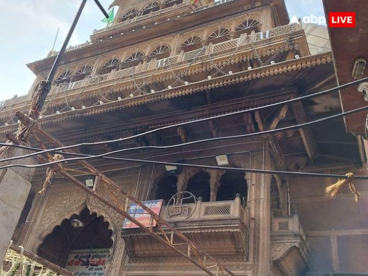 नए साल की शुरुआत पर मथुरा वृंदावन के दर्शन से कर सकते हैं. कृष्ण की नगरी में बांके बिहारी के मंदिर में माथा टेक कर आप साल के पहले दिन की शुरुआत कर सकते हैं. दिल्ली- एनसीआर से महज 2 घंटे की दूरी में स्थित बांके बिहारी विश्व प्रसिद्ध मंदिर है.