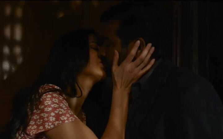 இதனையடுத்து இன்று மெர்ரி கிறிஸ்துமஸின் ட்ரெய்லர் வெளியானது. இப்படம் டைம் ட்ராவல் படமாக உள்ளது.