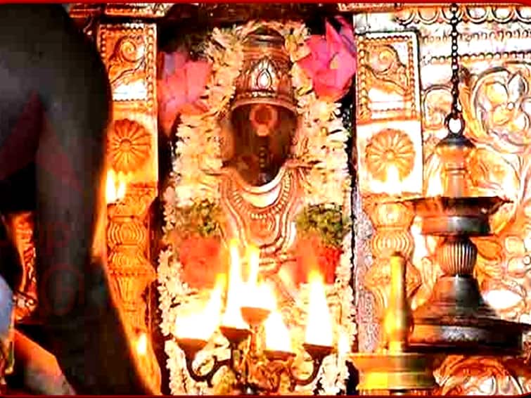Sani Peyarchi 2023 Thirunallar Lord Shanishwara moved Special worship at Tirunallar - TNN Sani Peyarchi 2023: மகரத்தில் இருந்து கும்பத்திற்கு இடம் பெயர்ந்த சனி பகவான் : திருநள்ளாறில் சிறப்பு வழிபாடு