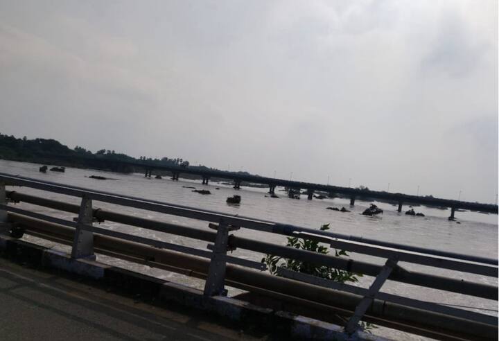 மழைநீர் நிறைந்து காணப்படும் ஸ்ரீவைகுண்டம் பாலம்.
